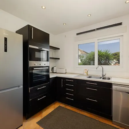 Beachfront With Private Terrace, Garden, Bbq, And Garage In Holiday home Marbella