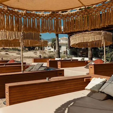 Beachfront With Private Terrace, Garden, Bbq, And Garage In Дом отдыха