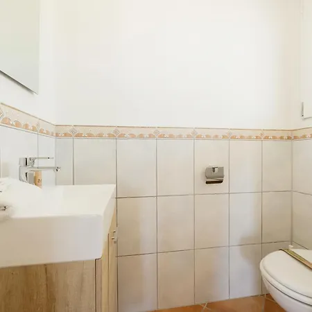 Casa Azura - Beachfront With Private Terrace, Garden, Bbq, And Garage In Feriehus *