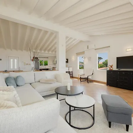 Feriehus Casa Azura - Beachfront With Private Terrace, Garden, Bbq, And Garage In *