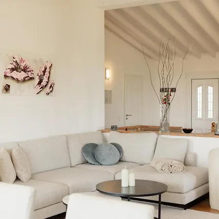 In The Second Line, Modern Beachfront In Costabella, 別荘 マルベーリャ
