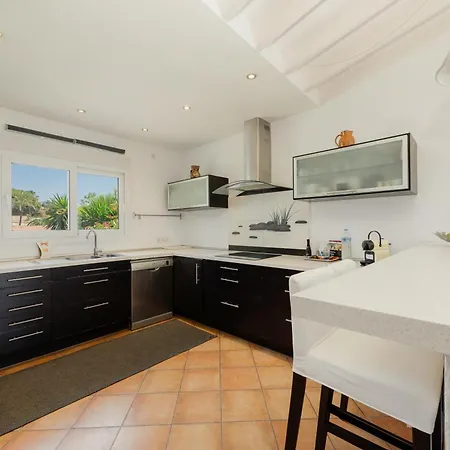 In The Second Line, Modern Beachfront In Costabella, 別荘 *
