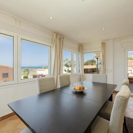 Дом отдыха Beachfront With Private Terrace, Garden, Bbq, And Garage In