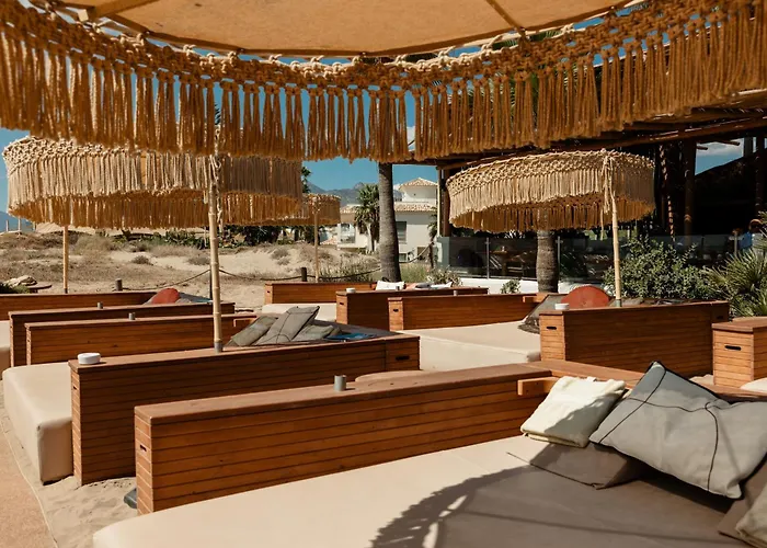 Beachfront With Private Terrace, Garden, Bbq, And Garage In Semesterbostad