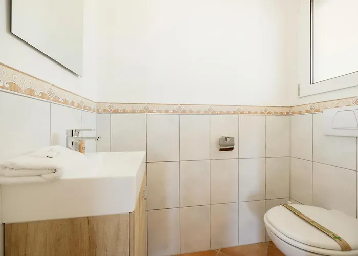 Beachfront With Private Terrace, Garden, Bbq, And Garage In Semesterbostad *