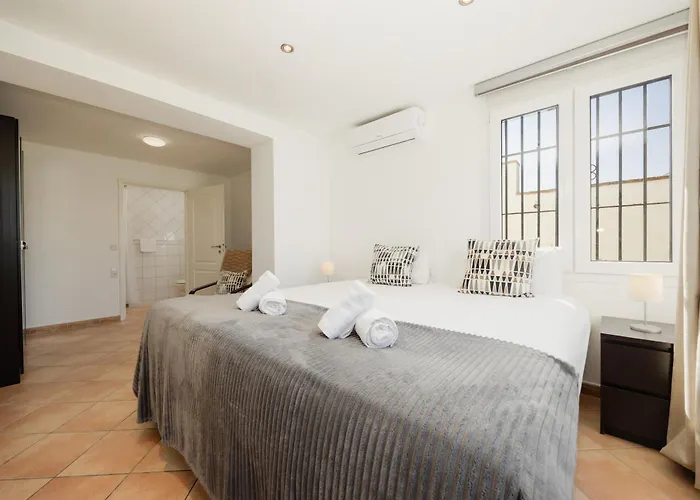 Beachfront With Private Terrace, Garden, Bbq, And Garage In Marbella