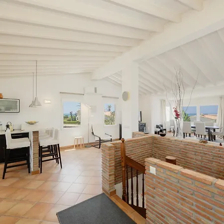 Vakantiehuis Beachfront With Private Terrace, Garden, Bbq, And Garage In Marbella